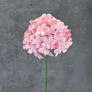 Roze kunsthortensia van 75 cm hoog met een grote realistische bloemkop van 17 cm
