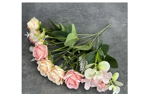 Vue détaillée de roses artificielles en soie à 6 têtes roses et champagne avec feuillage