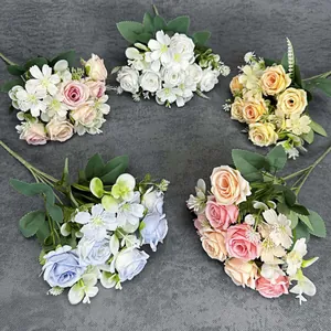 Cinq bouquets assortis de roses artificielles et verdure pour décoration de mariage