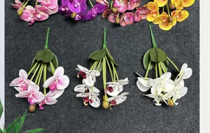Primer plano de orquídeas artificiales 3D mostrando variedad de colores y texturas