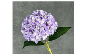 Dettaglio di ortensia viola artificiale con petali stampati in 3D e foglie verdi