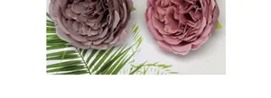 Dettaglio macro di teste di peonia in seta artificiale nei colori lilla e rosa