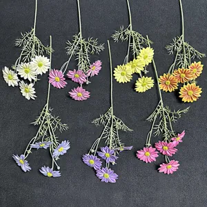 Kunstmatige cosmosbloemen in zeven levendige kleuren op donkere achtergrond