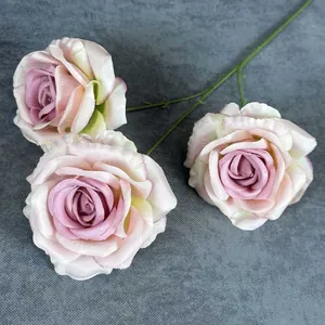 Trois têtes de roses artificielles en soie rose et violet pour décoration de mariage
