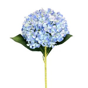 Ortensia artificiale stampata in 3D blu e viola con foglie verdi realistiche