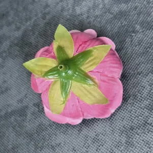 Vista dal basso di testa di fiore di peonia artificiale in seta rosa per decori