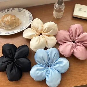 Chouchous fleurs bouffants en satin crème, rose, noir et bleu pour coiffures chic