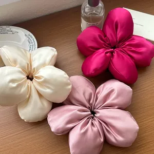 Lot détaillé de trois chouchous fleurs 3D en soie de couleurs crème, rose et magenta