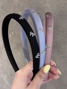 Trois serre-têtes rembourrés avec nœuds en métal argenté en noir, bleu et rose poudré