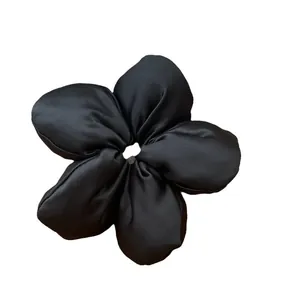 Chouchou élégant en satin noir avec un design floral 3D rembourré pour femme