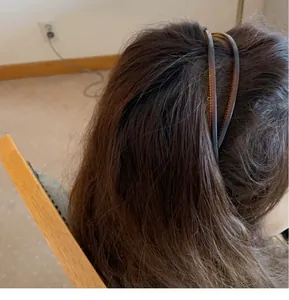 Détail d'un serre-tête double rangée en résine écaille de tortue sur les cheveux