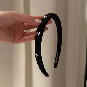Serre-tête en tissu noir avec nœuds métalliques argentés et détail intérieur fait main