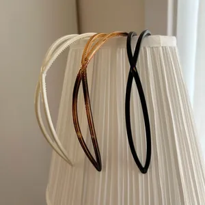 Trois serre-têtes fins minimalistes en noir, crème et ambre avec dents antidérapantes