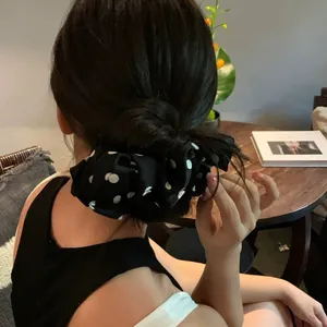 Elastico per capelli oversize in raso nero e bianco a pois per acconciatura
