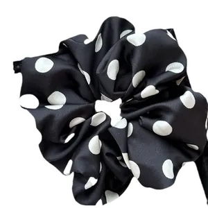 Elastico per capelli oversize a pois bianchi e neri in tessuto satinato chic
