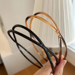 Détail de serre-têtes doubles en noir et ambre avec dents antidérapantes internes