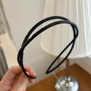 Gros plan d'un serre-tête noir à double couche avec des dents antidérapantes et polis
