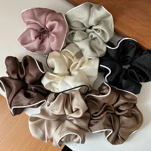 Détails de chouchous en satin assortis avec bordure contrastée et style vintage