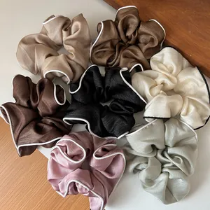 Lot de sept chouchous en satin avec bordure contrastée aux tons terre élégants