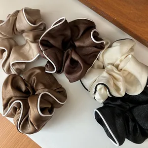 Vue détaillée de 5 chouchous en tissu vintage avec d'élégants bords contrastés en couleurs assorties