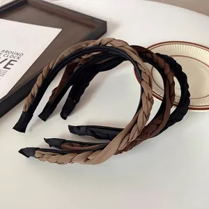 Détails de serre-têtes tressés en satin en coloris kaki, marron foncé et noir