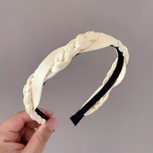 Serre-tête vintage français en satin crème avec un design tressé large et chic