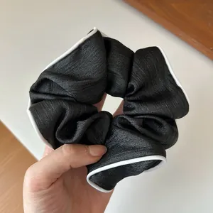 Chouchou vintage français en satin noir avec liseré blanc et tissu texturé élégant