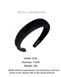 Detailansicht des schwarzen Samt-Haarreifens mit 3cm Breite und Handmade-Etikett