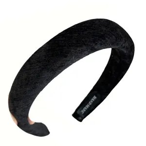 Puffiges schwarzes Samtstirnband mit handgefertigtem Etikett, minimalistisches Haarband