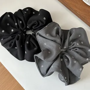 Chouchous rétro surdimensionnés noir et gris avec paillettes argentées sur sergé