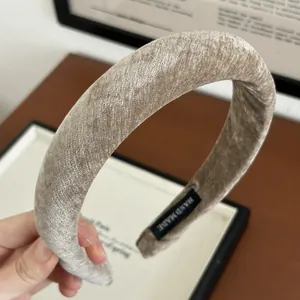 Gepolstertes Samt-Haarreif in Beige mit handgefertigtem Etikett für Damen