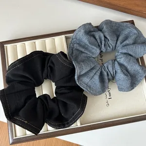 Lot de chouchous en tissu denim noir et bleu gris avec des coutures contrastées
