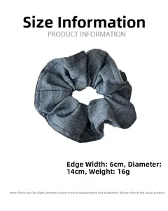 Détails du chouchou en jean bleu montrant le diamètre de 14cm et la largeur de 6cm