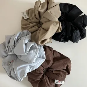 Lot de quatre grands chouchous français en tissu mat kaki, noir, bleu et marron