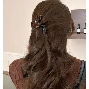 Eleganter Haarklammer mit Schildpatt-Muster für halboffene braune Wellenfrisuren