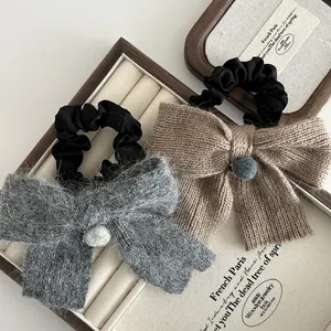 Chouchous élégants avec nœuds en peluche et tricot gris et marron pour coiffure chic