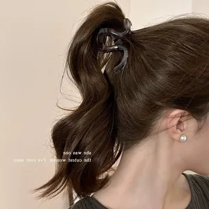 Eleganter dunkelbrauner gewellter Haarklammer für Pferdeschwanz-Styling auf langem Haar