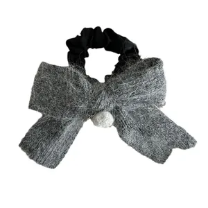 Chouchou en peluche grise avec nœud en fourrure de lapin et petite boule de poil