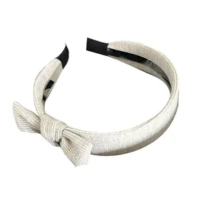 Cerchietto retrò in maglia con fiocco beige elegante per accessorio capelli da donna