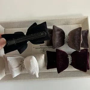 Set mit vier Samt-Bogen-Haarspangen mit Perlen in Schwarz, Braun, Rot und Beige Farben