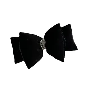Eleganter schwarzer Samt-Haarclip mit Lagen-Schleife und dekorativer Perlenmitte