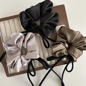 Drei-teiliges Satin-Haargummi-Set mit Perlenanhängern und langen Bändern in Schwarz und Beige