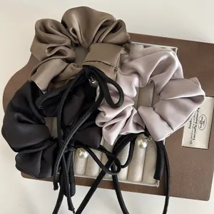 Dreiteiliges Satin-Haargummi-Set in Braun, Lila und Schwarz mit Perlenanhängern und Bändern