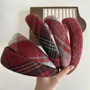 Set di quattro cerchietti in lana scozzese rossa con design spesso per un effetto volumizzante