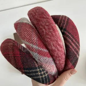 Dettaglio della trama del cerchietto spesso in lana scozzese rossa e peluche retrò