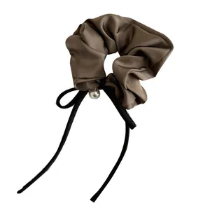 Eleganter dunkelbrauner Satin-Haargummi mit schwarzer Schleife und weißer Perle