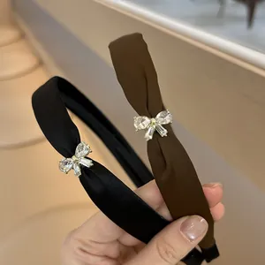 Serre-têtes élégants en satin avec nœuds en strass brillants en noir et marron
