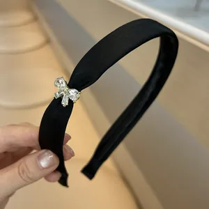 Serre-tête élégant en satin noir avec un nœud en strass brillant à la main