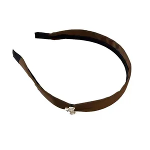 Serre-tête élégant en satin marron avec nœud en strass pour une coiffure classique