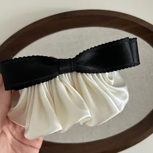 Pince à cheveux élégante avec nœud en satin crème et noir et ruban plissé chic